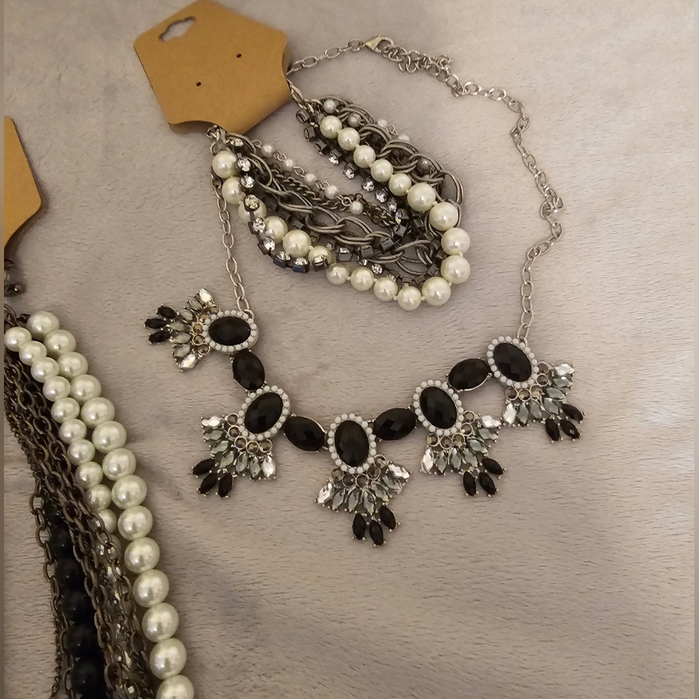 Pearl and Metal Necklaces & Bracelet - Picture 5 of 6